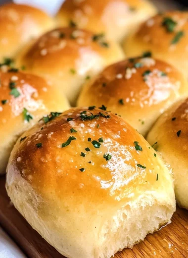 Easy Garlic Butter Dinner Rolls