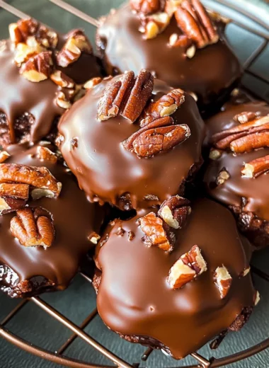 Easy Christmas Pecan Turtles